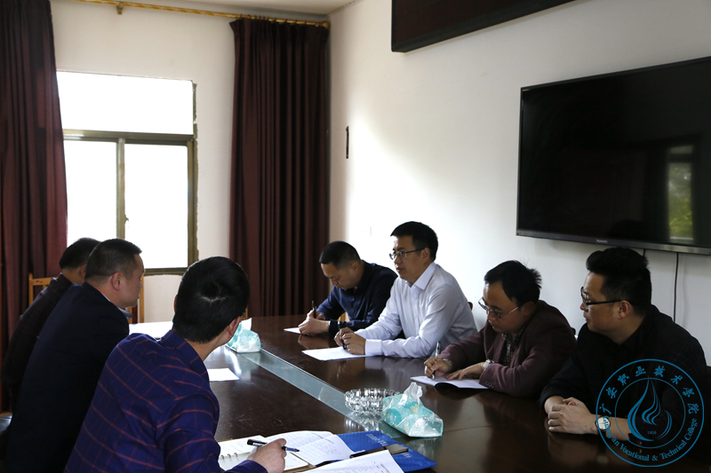 在乡政府会议室座谈 在乡政府会议室座谈