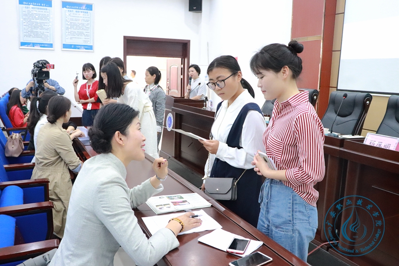 企业高层正在向学生解答疑惑 企业高层正在向学生解答疑惑