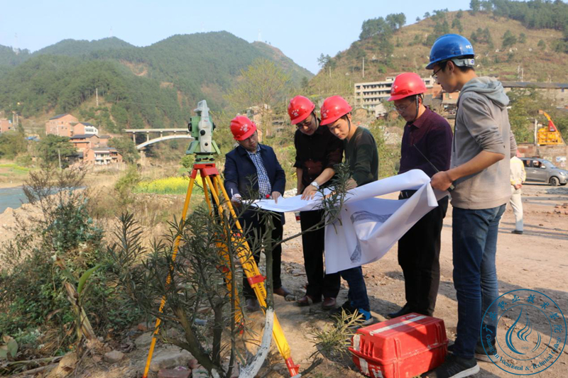 王义全现场检查施工情况 王义全现场检查施工情况
