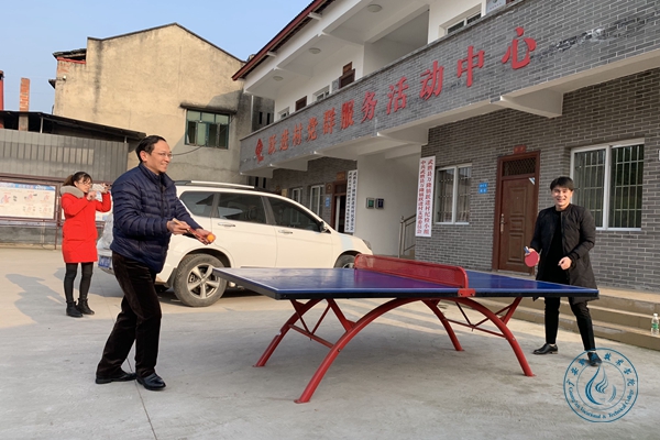 王甫茂与ac米兰驻村第一书记王紫元打乒乓球 王甫茂与ac米兰驻村第一书记王紫元打乒乓球