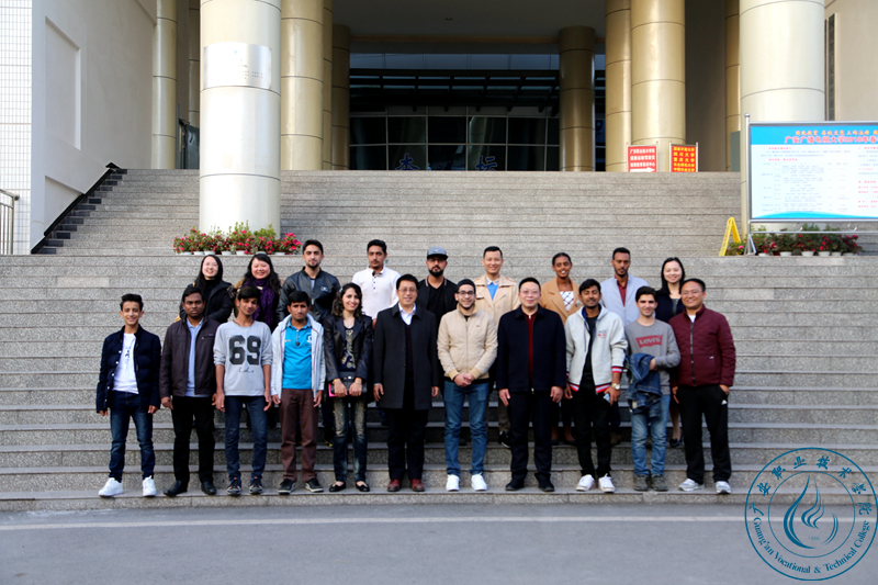 与留学生合影 与留学生合影